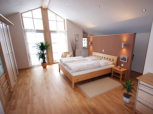 Ihre Schlafzimmereinrichtung aus Echtholz- Qualität aus Oberbayern